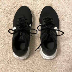 Black and white Nike running shoes size 7.5 in woman’s no tag super comfortable